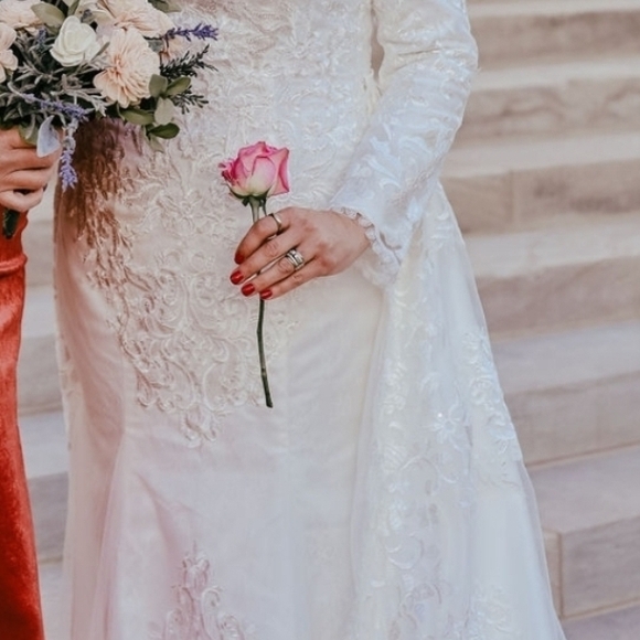 Elegant White Lace Wedding Dress - Picture 5 of 5
